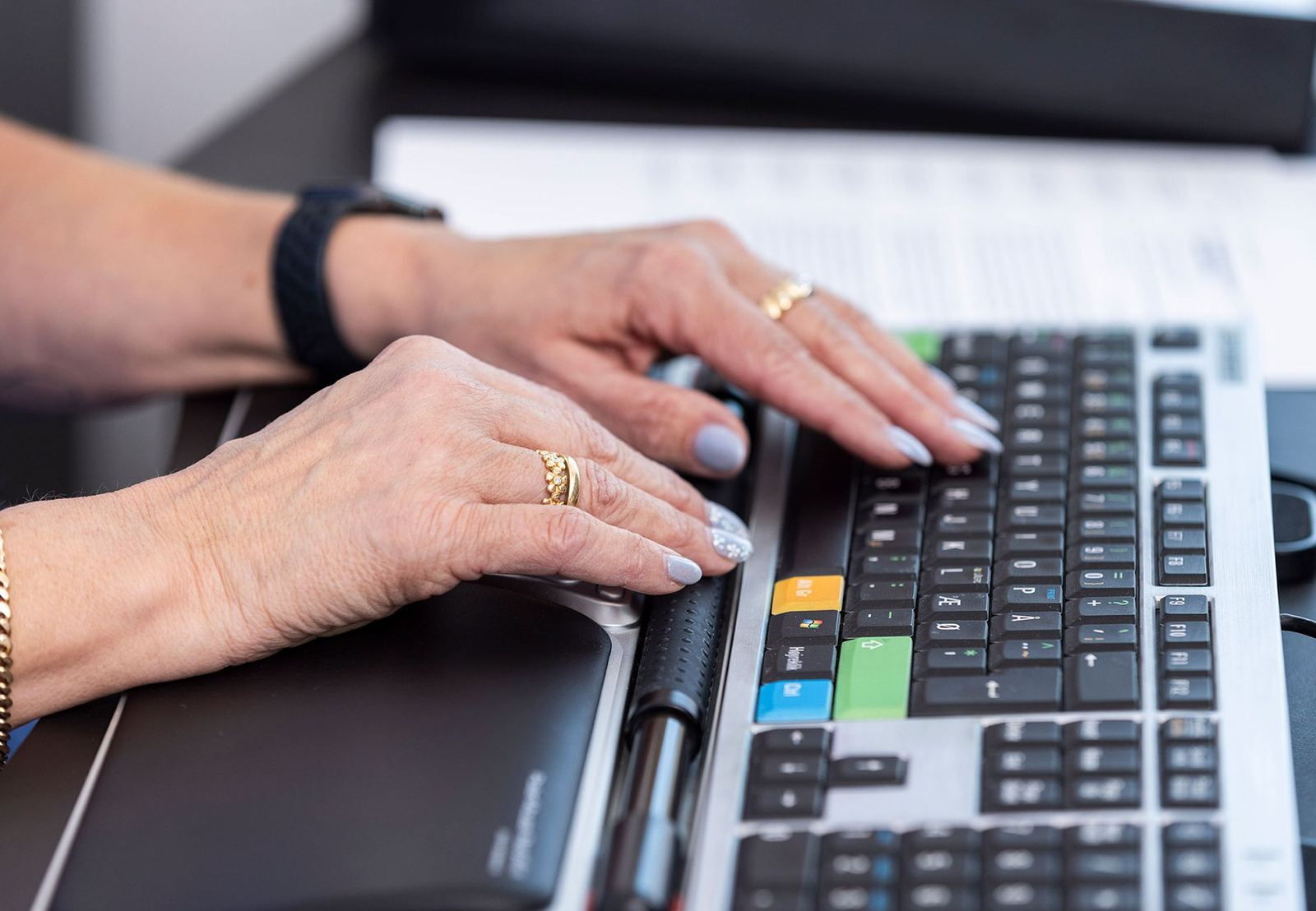 Hænder der skriver på et tastatur på Radix' kontor